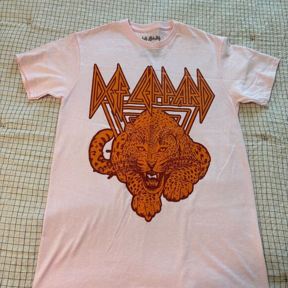 Def Leppard Woman Pink Leopard Graphic Band Tee Small NWOT - Picture 2 of 5